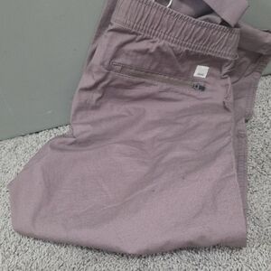 Vuori Women's Cropped Pants in Mauve